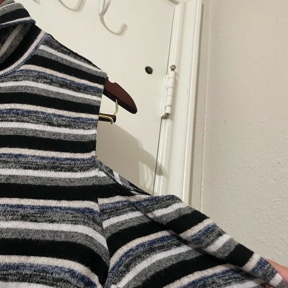 Womens AEO Soft & Sexy Dress Plush Cold Shoulder Turtleneck Blk Stripe Size XL - Picture 5 of 9